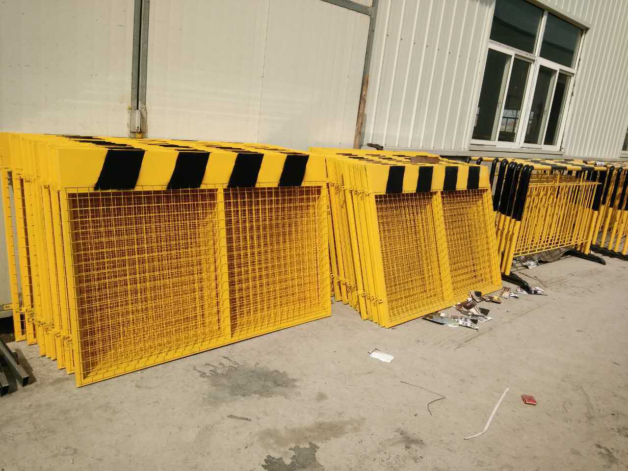 連云港道路交通設(shè)施安全防護(hù)欄工程 筑牢安全防線，提升城市交通品質(zhì)