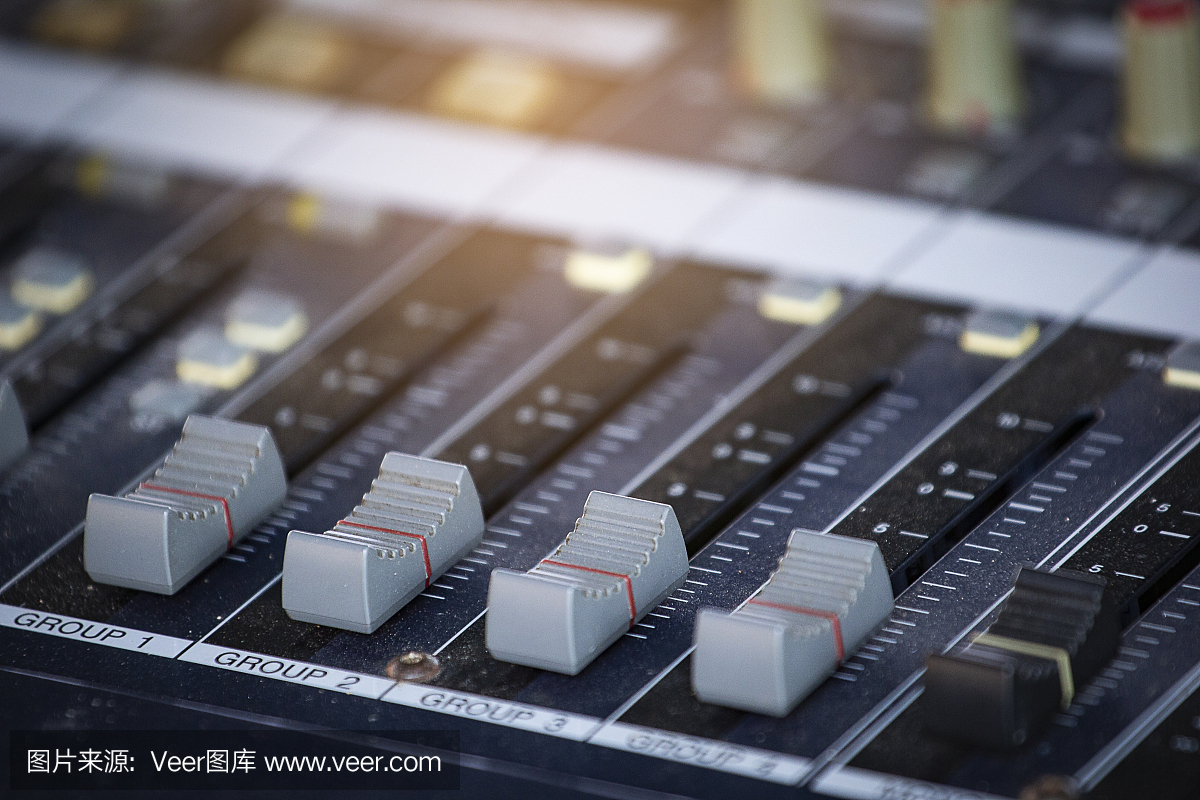 幻燈片調節音頻混音器的音量。工作室錄音設備